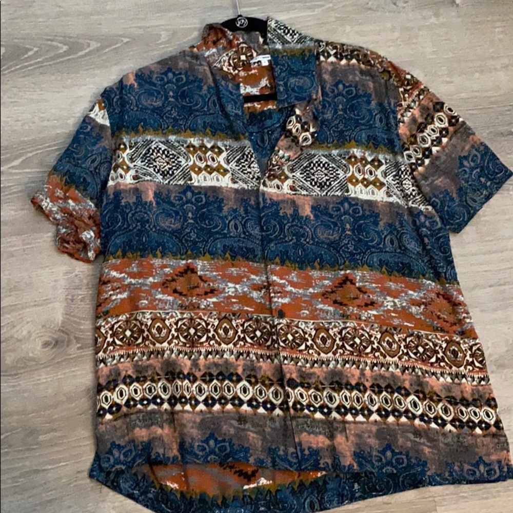 FN: Casual native design buttoned down (silky)
